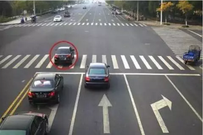 交警提醒：這五種闖紅燈不再扣分罰款，第三種還要表彰！